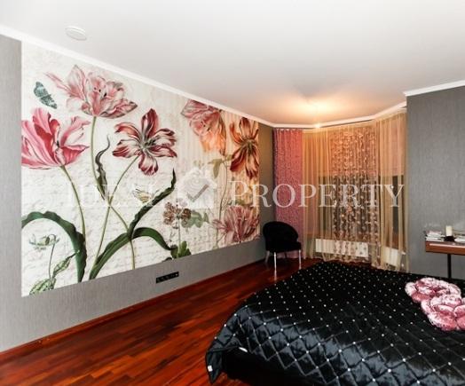 Lieliska savrupmāja Asaros, Jūrmalā, netālu no jūras.